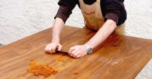 Як видалити стару фарбу з деревяної поверхні: процес і методи видалення