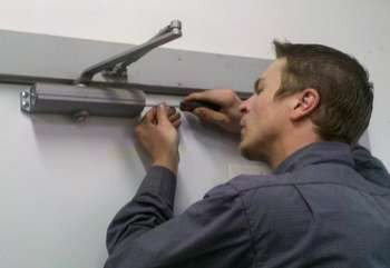 Встановлення доводчика на металеві двері