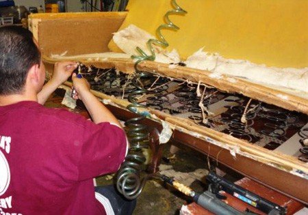Перетяжка старого дивана: покрокова інструкція