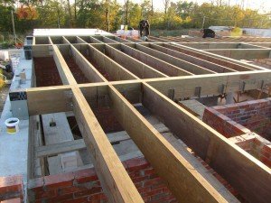 Будинок з деревяних цегли – особливості будівництва