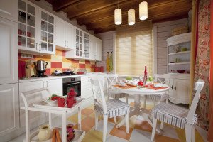 Кухня в будинку з бруса – особливості обробки і оформлення інтерєру