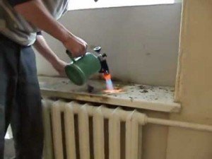 Як зняти фарбу з дерева: механічний, термічний, хімічний способи