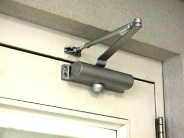 Доводчик дверей своїми руками Доводчик дверей своїми руками