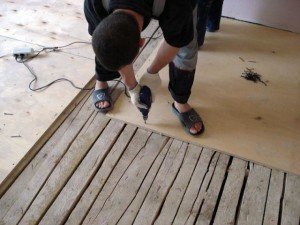 Як постелити лінолеум на деревяну підлогу самостійно   послідовність дій