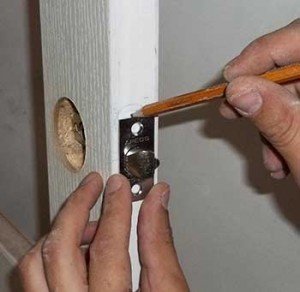 Як врізати замок в міжкімнатні двері