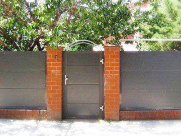 Хвіртки з профнастилу між цегляними стовпами