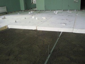 Водяна тепла підлога в деревяному будинку   особливості монтажу на деревяне бетонну основу