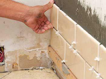 Етапи укладання керамічної плитки на стіну Етапи укладання керамічної плитки на стіну