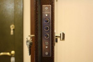 Як розібрати (зняти) личинку замка вхідних дверей?