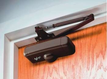 Встановлення доводчика на металеві двері