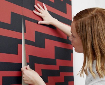 Як поклеїти шпалери своїми руками?