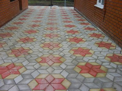 Самостійна укладання тротуарної плитки на ділянці