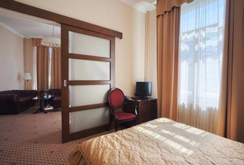 Розсувні двері гармошка з дерева, металеві, скляні