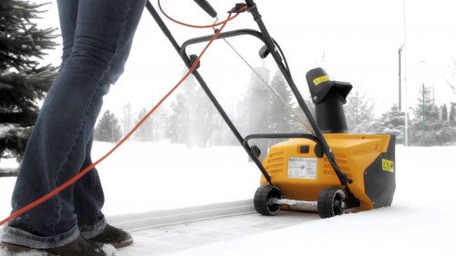 Як правильно вибрати снігоприбиральну лопату.