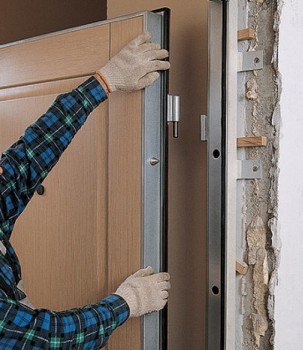Як встановити вхідні металеві двері своїми руками?