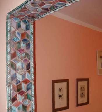 Як облагородити вхідні двері своїми руками?