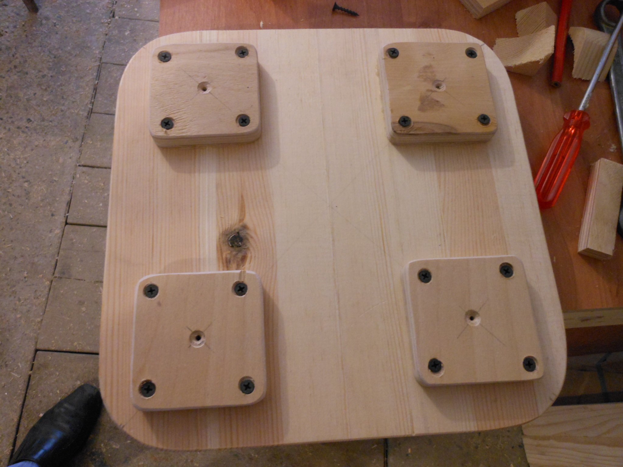 Як самостійно зробити дитячий стільчик