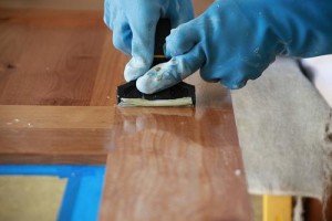 Як прибрати лак з деревяної поверхні: основні варіанти. Механічна і термічна очищення. Хімічна обробка. Нанесення лаку