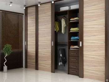 Двері в гардеробну кімнату