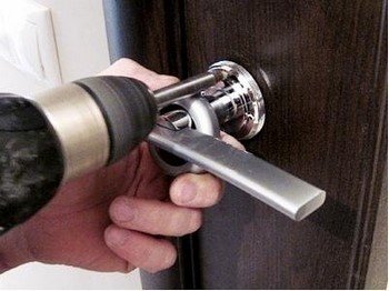 Ремонт дверних ручок вхідних і міжкімнатних дверей своїми руками