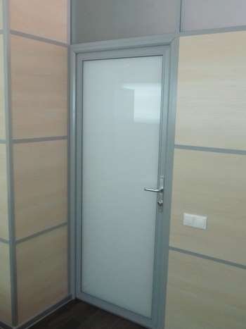 Алюмінієві двері зі склопакетом