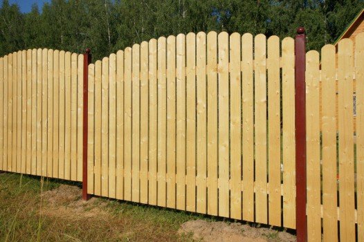 Будівництво деревяного паркану самостійно Будівництво деревяного паркану самостійно