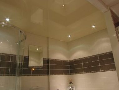 Способи обробки стелі у ванній кімнаті