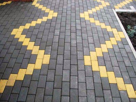 Самостійна укладання тротуарної плитки на ділянці