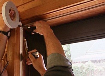 Клейкий ущільнювач для дверей