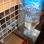 Поїлки для кроликів з пластикової пляшки: огляд і фото