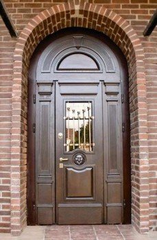 Вхідні двері зі склом для котеджу