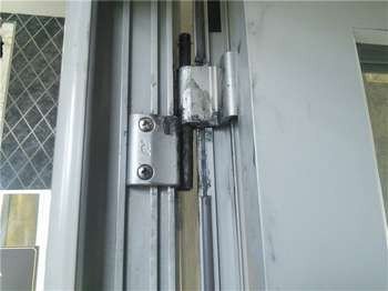 Фурнітура для алюмінієвих дверей