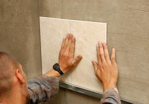 Етапи укладання керамічної плитки на стіну Етапи укладання керамічної плитки на стіну