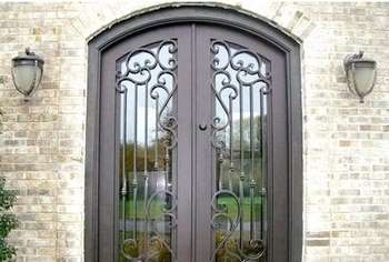 Вуличні і ковані двері зі склом