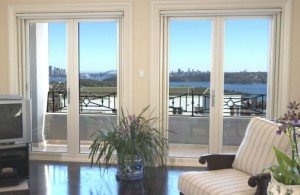 Балконні двері вхідні з склопакетом: особливості застосування алюмінієвих,пластикових та металевих дверей Балконні двері вхідні з склопакетом: особливості застосування алюмінієвих,пластикових та металевих дверей