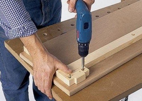 Самостійна збірка ліжка подіуму