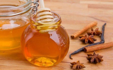Маска з меду для особи від прищів і допомагає?