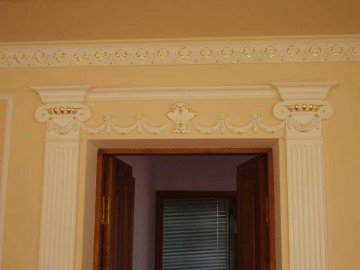 Як облагородити вхідні двері своїми руками?