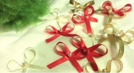 Пляшка шампанського та цукерки для створення новорічної ялинки