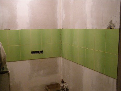 Як клеїти плитку під час ремонту