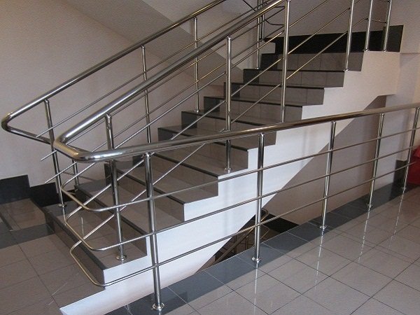 Перила з нержавійки — стильний елемент декору інтерєрів та екстерєрів!