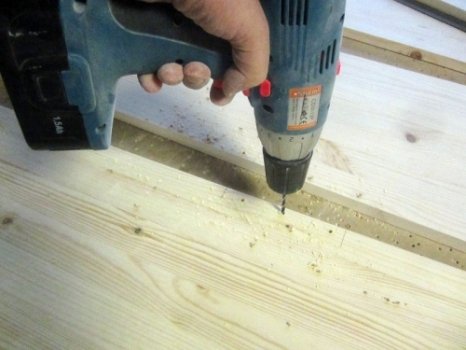 Самостійна збірка ліжка подіуму