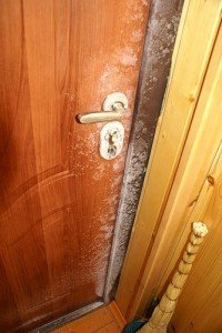 Конденсат на вхідних металевих дверей: чому «плаче» металеві двері