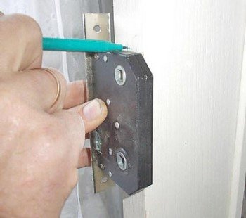 Установка замків в міжкімнатні двері своїми руками