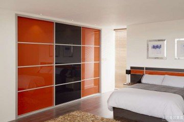 Двері в гардеробну кімнату