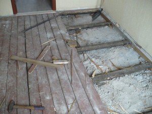 Ремонт старого деревяного будинку своїми руками: поетапний процес. Фундаментні роботи. Відновлення фасаду, даху і горищного приміщення