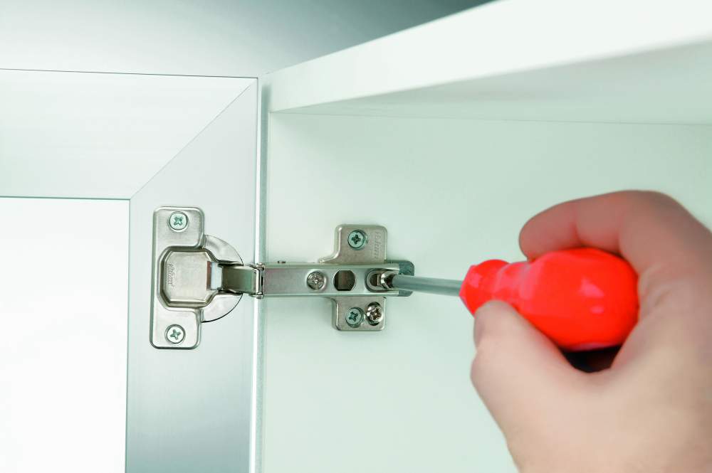 Як відрегулювати меблеві петлі своїми руками Як відрегулювати меблеві петлі своїми руками