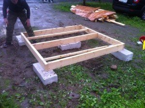Дитячі будиночки з дерева – підготовчі заходи і спорудження підстави. Зведення будиночка