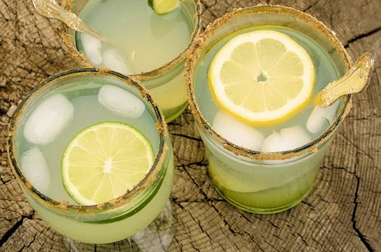 Чи можна пити воду з лимоном натщесерце?