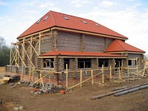 Реконструкція деревяних будинків: особливості та етапи робіт. Заміна колод нижнього вінця